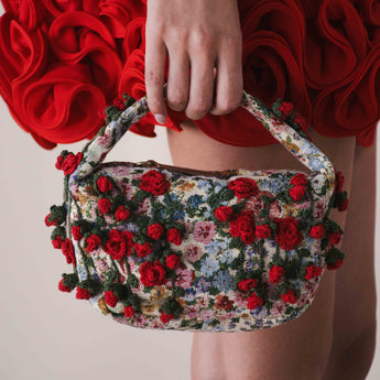 RED ROSES ON LE PETIT